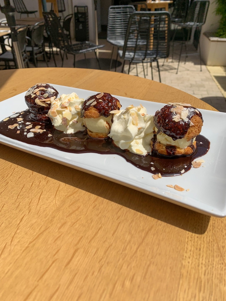 Profiteroles au chocolat - Restaurant Les Mouettes